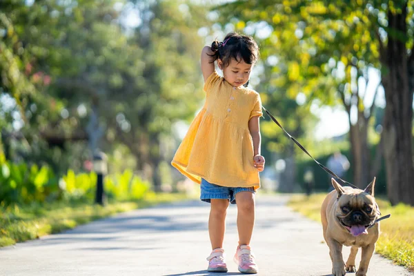 Een Oppervlakkige Focus Shot Van Een Schattig Zuidoost Aziatisch Meisje — Stockfoto