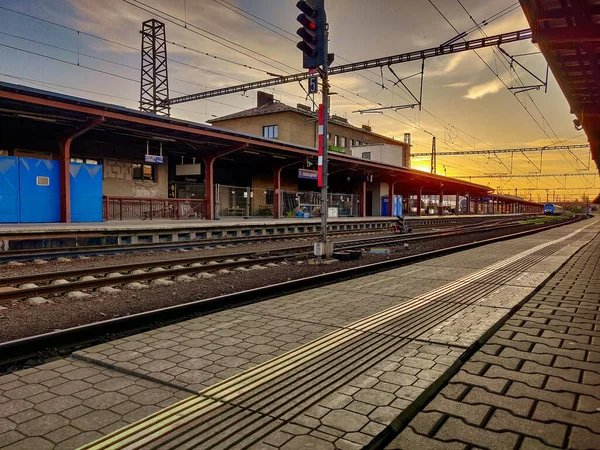 日落时火车站的美丽景色 — 图库照片