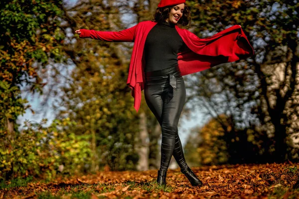 Sonbaharda Ormanda Poz Veren Kırmızı Siyah Elbiseli Güzel Bir Kadın — Stok fotoğraf