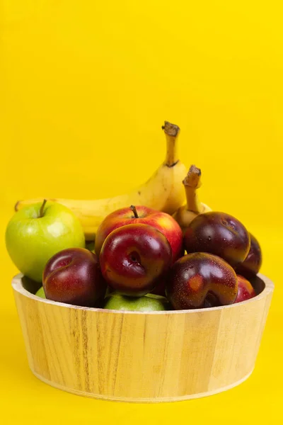 Ein Vertikaler Schuss Frischer Reifer Früchte Einer Hölzernen Vase Auf — Stockfoto