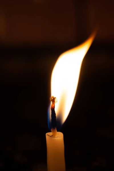 Disparo Vertical Una Vela Ardiendo Oscuridad — Foto de Stock