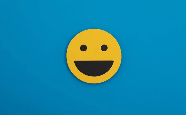 Uma Ilustração Emoji Feliz Amarelo Fundo Azul — Fotografia de Stock