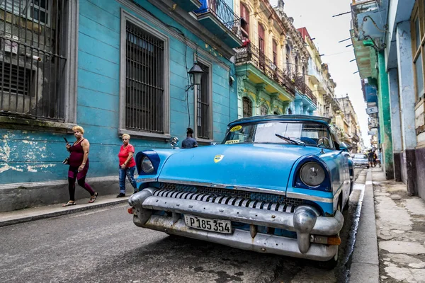 2019年12月23日 一辆复古风格的蓝色轿车在古巴多姿多彩的哈瓦那大街上翻滚的特写镜头 — 图库照片