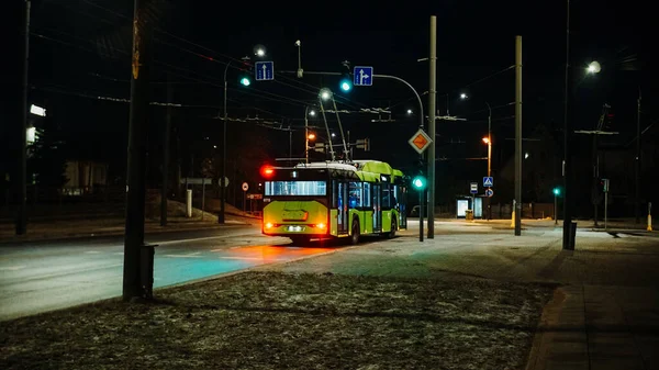 Kaunas Lithuanien Jul 2019 Grön Trådbuss Kaunas Litauen Natten — Stockfoto