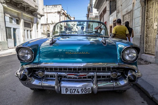 2019年3月8日 一辆复古风格的蓝色轿车在古巴多姿多彩的哈瓦那大街上翻滚的特写镜头 — 图库照片