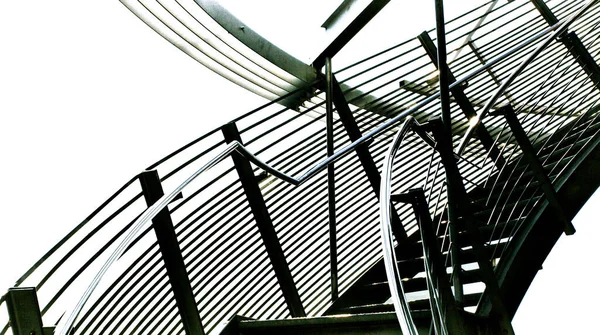 Ένα Κοντινό Πλάνο Μιας Μεταλλικής Σπειροειδούς Σκάλας Κάτω Από Φως — Φωτογραφία Αρχείου