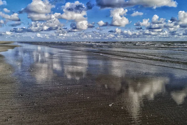 Una Vista Diurna Una Playa Con Reflejo Nubes Agua —  Fotos de Stock