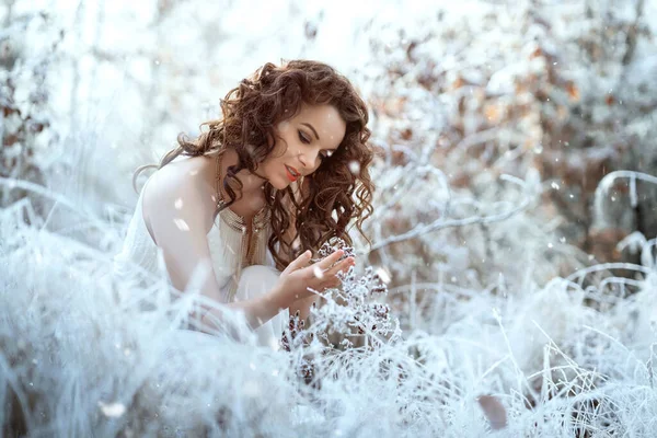 Uma Jovem Fêmea Morena Vestido Verão Branco Tocando Flores Campo — Fotografia de Stock