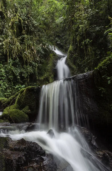 Uma Bela Vista Fluxo Água Cachoeira Através Das Pedras Cobertas — Fotografia de Stock