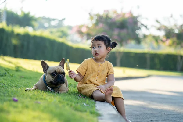 Een Oppervlakkige Focus Shot Van Een Schattig Zuidoost Aziatisch Meisje — Stockfoto