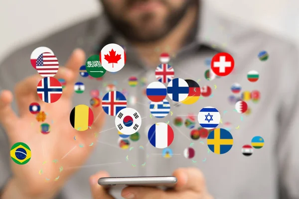 Hand Som Håller Ikoner Olika Flaggor Över Smartphone Begreppet Globalisering — Stockfoto