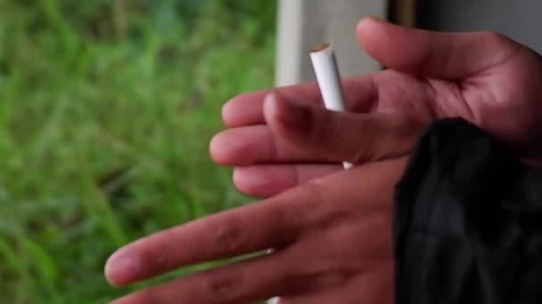 Eski Bir Binanın Arka Planında Sigara Olan Eller — Stok video