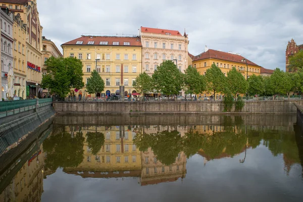 Der Bewölkte Himmel Über Den Gebäuden Von Prag Tschechien — Stockfoto