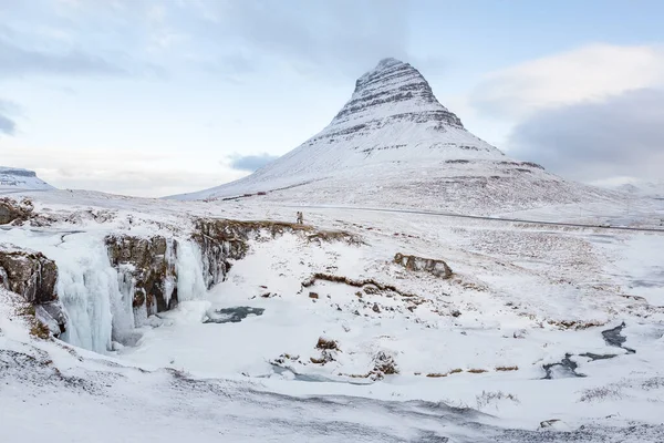 アイスランドのグルンダルフールのカークフェロスと山の景色 — ストック写真