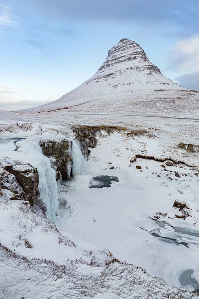 冰岛Grundarfjorour的Kirkjufellfoss和Mountain的垂直截图 — 图库照片