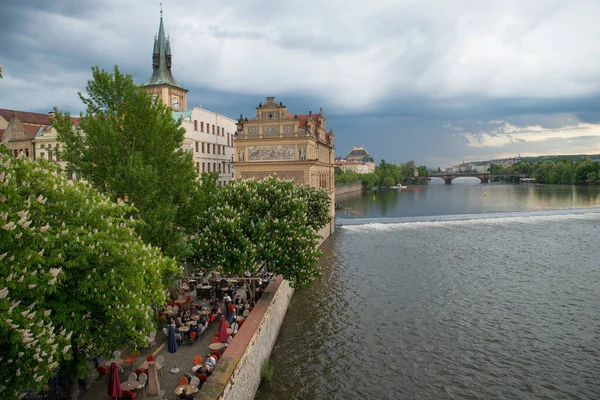 Der Bewölkte Himmel Über Den Gebäuden Von Prag Tschechien — Stockfoto