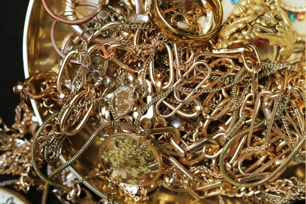 Detailní Záběr Zlaté Řetězy Doplňky Kontejneru — Stock fotografie