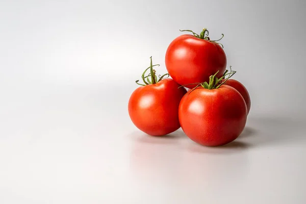 Eine Nahaufnahme Von Frischen Tomaten Isoliert Auf Weißem Hintergrund — Stockfoto