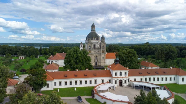 Uma Vista Aérea Mosteiro Pazaislis Entre Bela Natureza Kaunas Lituânia — Fotografia de Stock