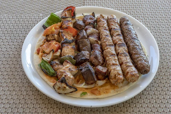 Cierre Kebab Carne Shish Taouk Plato Blanco Sobre Una Superficie — Foto de Stock
