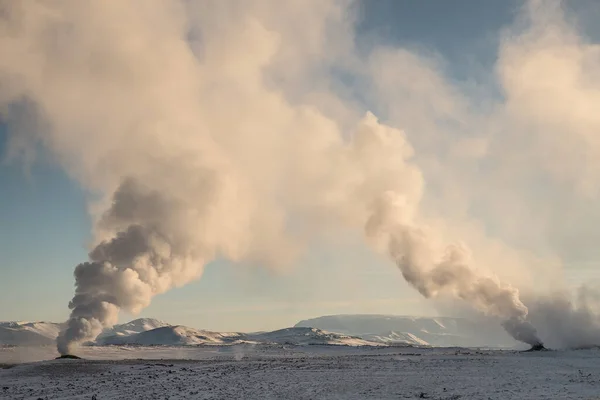 冰岛Hverir的一个地热位置 其特征是喷出硫磺气体和气泡泥浆 — 图库照片