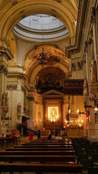 Utsikt Från Insidan Arkitektur Väggar Säten Altare Och Ljus Katedralen — Stockfoto