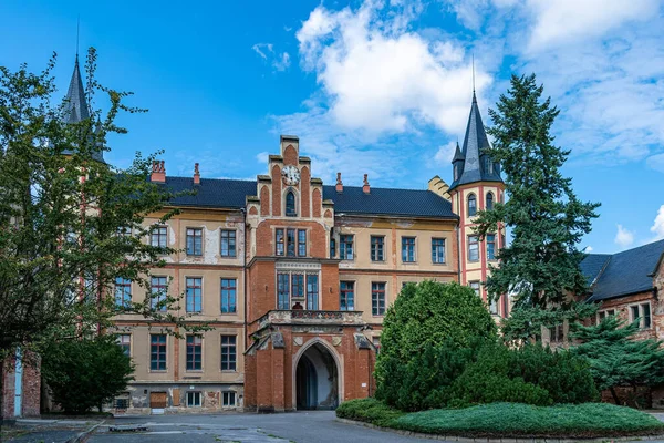 Bzenec チェコ共和国 2021年8月26日 美しい庭園に囲まれたBzenecのワインの町で城の風光明媚なショット — ストック写真