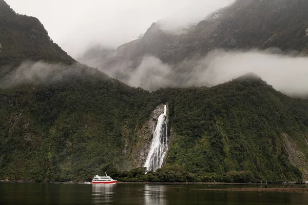 Navio Cruzeiro Frente Bowen Falls Milford Sound Nova Zelândia — Fotografia de Stock