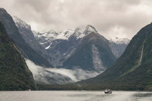 뉴질랜드의 밀퍼드 사운드에 유람선 — 스톡 사진