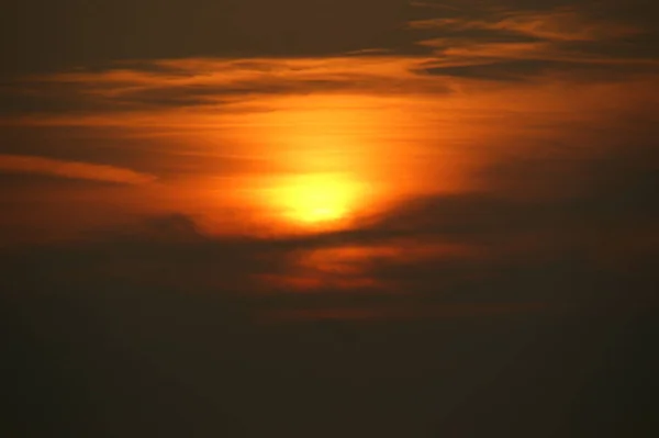 Una Vista Impresionante Una Puesta Sol Sobre Mar Día Nublado — Foto de Stock