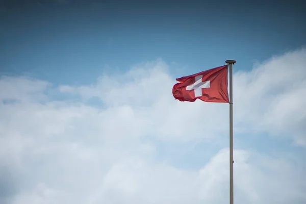 Zwaaiende Zwitserse Vlag Metalen Paal Tegen Bewolkte Blauwe Lucht — Stockfoto