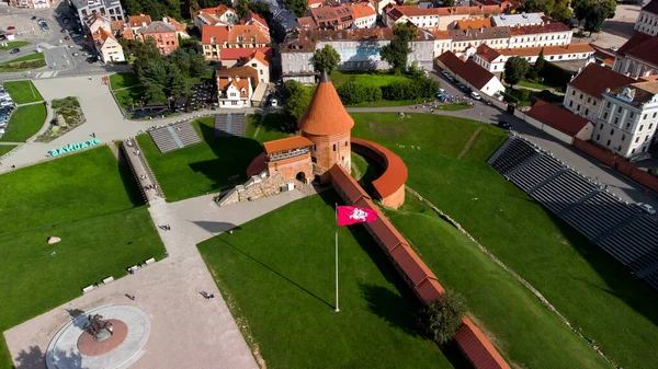 Piękny Widok Zamek Kownie Wśród Innych Małych Budynków Litwie — Zdjęcie stockowe