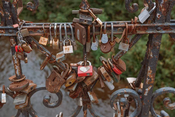 Vacker Bild Bro Som Går Över Flod Full Kärlek Lås — Stockfoto