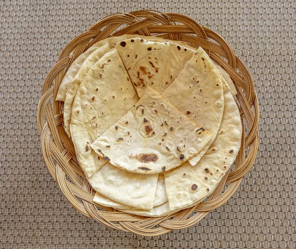 Örülmüş Sepetin Üstünde Taze Pişmiş Ekmek — Stok fotoğraf