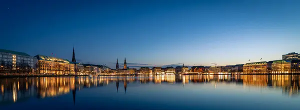 Река Здания Гамбурга Вечером — стоковое фото
