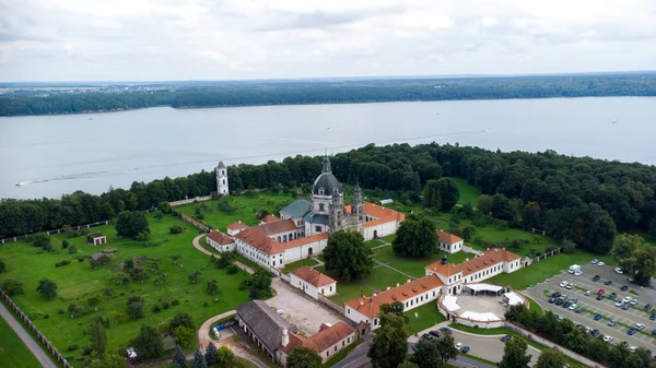 リトアニアのカウナスの美しい自然の中でパツィス修道院の空中ビュー — ストック写真