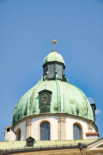 位于奥地利因斯布鲁克的霍夫堡博物馆在阳光和蓝天下的垂直照片 — 图库照片