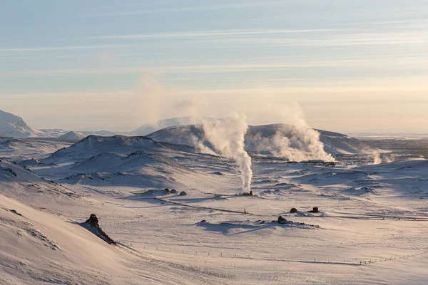 Zamarznięte Jezioro Myvatn Parą Geotermalną Zimą Islandii — Zdjęcie stockowe