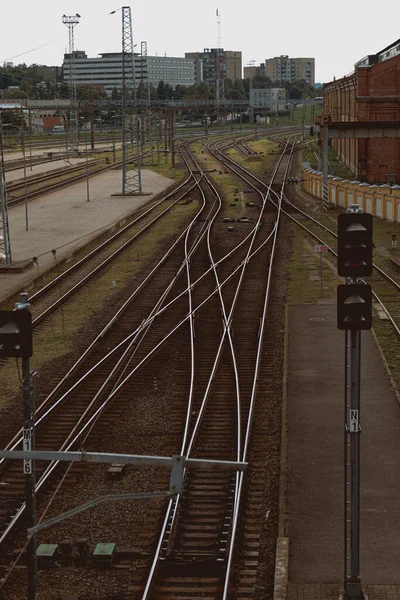 Egy Gyönyörű Kép Egy Vasútállomásról Esős Időben — Stock Fotó