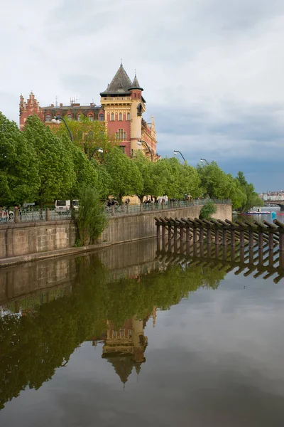 Chmurne Niebo Nad Budynkami Pragi Czechy — Zdjęcie stockowe
