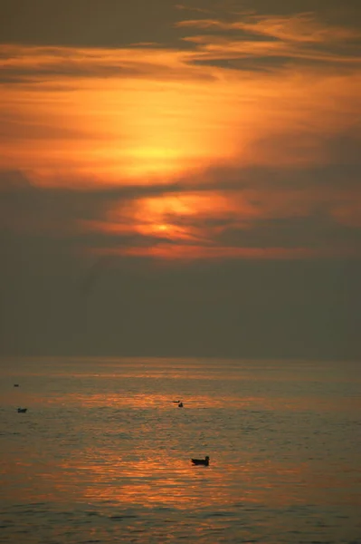 荷兰诺德韦克的一个阴天 令人叹为观止的日落在海面上的景象 — 图库照片