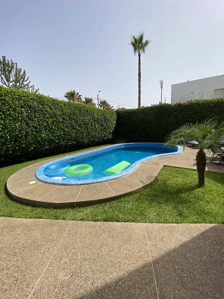 Una Piscina Aire Libre Con Suelos Verdes Azules Rodeada Por — Foto de Stock