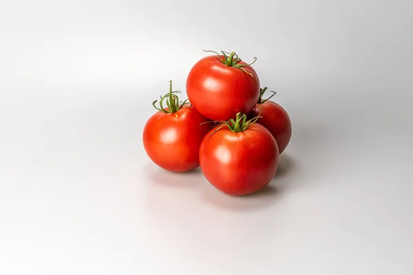 Ένα Κοντινό Πλάνο Φρέσκιες Ντομάτες Απομονωμένες Λευκό Φόντο — Φωτογραφία Αρχείου