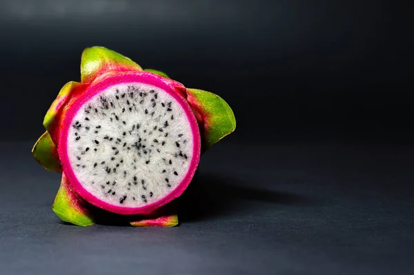 Tiro Close Uma Fruta Dragão Corte Pitaya Isolado Fundo Cinza — Fotografia de Stock