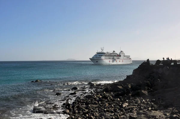 Grand Navire Près Côte Île Volcanique Espagnole Des Canaries Lanzarote — Photo