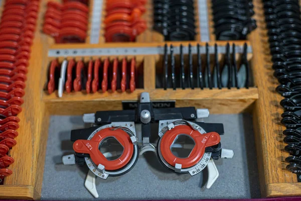 Egy Speciális Eszköz Ember Látásának Ellenőrzésére Szemüveg Boltban — Stock Fotó