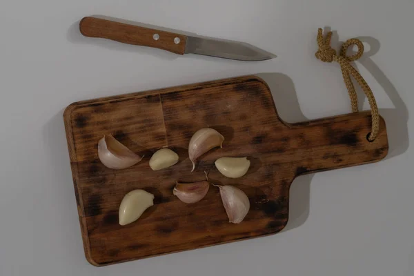 Aglio Intero Sbucciato Tavola Legno Fondo Bianco — Foto Stock