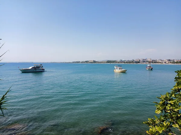 Les Bateaux Dans Lac Calme Sous Ciel Bleu — Photo