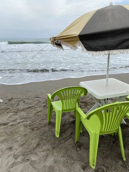 Boş Koltuklar Bulutlu Bir Günde Hipnoz Plajında — Stok fotoğraf