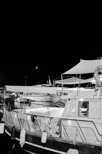 Una Escala Grises Barco Puerto Con Luna Cielo — Foto de Stock